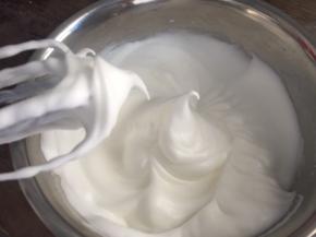 打发至8分发，拉起打蛋头有弯勾状态