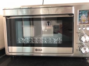 14、烤箱150度上下火预热好，吐司盒盖上盖子放入烤箱烘烤35分钟后取出即可。