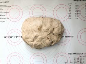 7、取出轻轻按压排一下气。