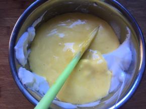 再倒回蛋白盆中翻拌均匀