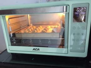 放入预热好的烤箱190度，上下火30分钟（温度根据自己烤箱温度调节）