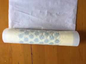 趁温热卷起，定型半小时，夏天最好放冰箱