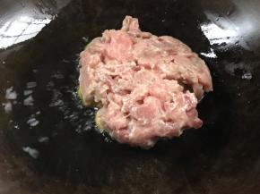 锅中倒入适量油，油温六成热时，放入腌制好的瘦肉