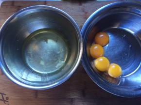 将蛋清和蛋白分离，蛋白盆中应无油无水无蛋黄