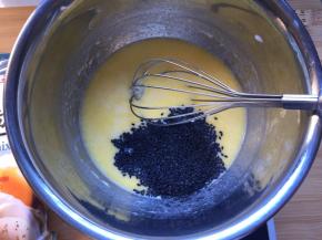 加入黑芝麻拌匀