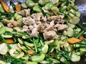 加入瘦肉，翻炒均匀至入味