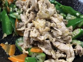 加入瘦肉，炒匀入味