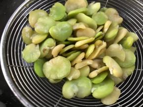 锅烧开水，放入蚕豆米煮断生，捞出备用