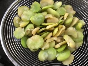 锅烧开水，放入蚕豆米煮断生，捞出备用