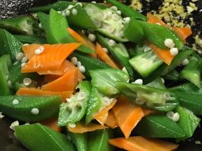 加入黄秋葵和胡萝卜，炒匀