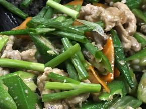 加入葱段，炒匀即可