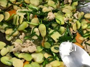 调入少许味精，翻炒均匀即可