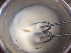 中速打发至粗泡消失，加入三分之一白砂糖