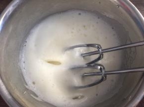 中速打发至粗泡消失，加入三分之一白砂糖