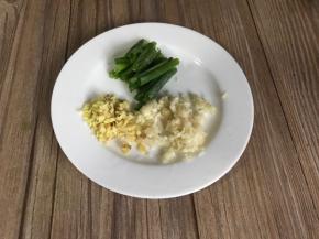 备好姜末、蒜末、葱段