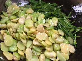 加入韭菜和蚕豆米