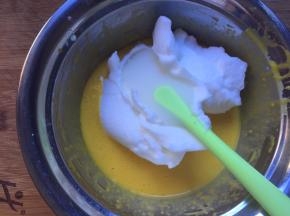 将蛋白分一半到蛋黄糊中搅拌均匀