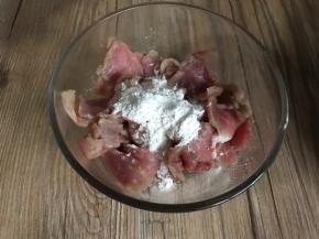 瘦肉洗净切薄片，加入料酒和淀粉，抓匀腌制一会