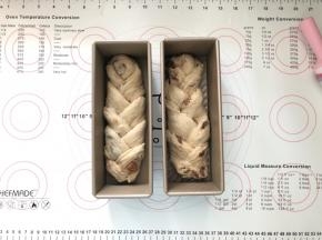 12、放入吐司盒内室温下进行二次发酵。