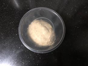 5、放入保鲜盒中放入冰箱冷藏过夜进行基础发酵。