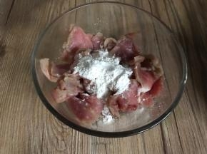 猪瘦肉切薄片，加入料酒和淀粉，抓匀腌制一会