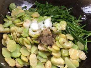 接着加入盐和胡椒粉，翻炒均匀