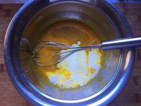 加入纯牛奶和玉米油搅拌均匀