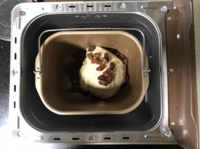 3、揉10分钟后放入提前泡好沥干水分的大葡萄干。