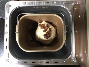 3、揉10分钟后放入提前泡好沥干水分的大葡萄干。