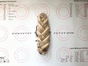 11、辫成三股辫子的形状。
