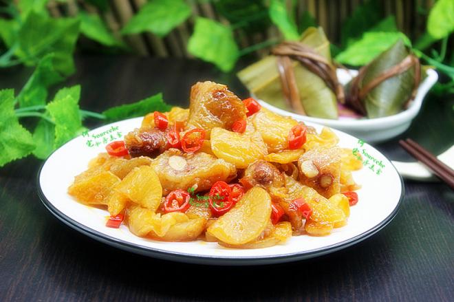 剩余粽子花样吃，泡菜炒粽子