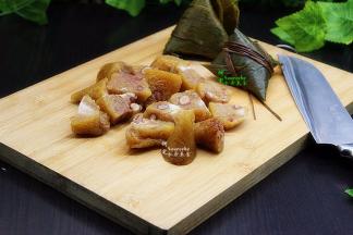 准备食材，粽子四个、泡菜1包、红辣椒1个；