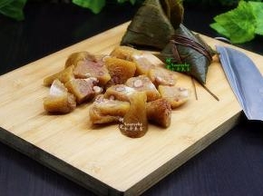 准备食材，粽子四个、泡菜1包、红辣椒1个；