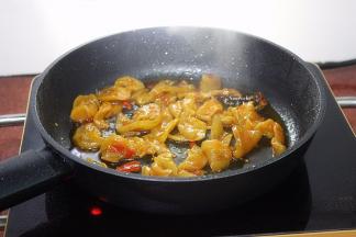 用平底锅热锅，放少许油，倒入泡菜萝卜锅里，中小火煸炒出鲜香辣味