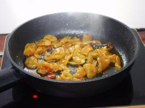 用平底锅热锅，放少许油，倒入泡菜萝卜锅里，中小火煸炒出鲜香辣味