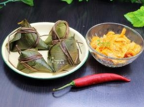 准备食材，粽子四个、泡菜1包、红辣椒1个；