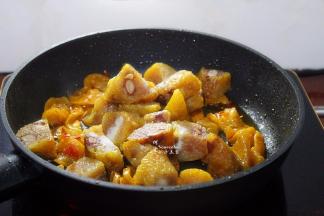 加入切好的粽子，继续保持中小火，翻炒，