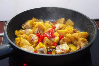 辣椒洗净，切好，这个时候加入锅，一起炒，辣味香辣，非常开胃，不需要放盐，一起翻炒均匀即可出锅，