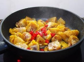 辣椒洗净，切好，这个时候加入锅，一起炒，辣味香辣，非常开胃，不需要放盐，一起翻炒均匀即可出锅，