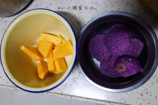 南瓜跟紫薯去皮切片放在两个碗里 以免混色