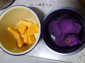 南瓜跟紫薯去皮切片放在两个碗里 以免混色