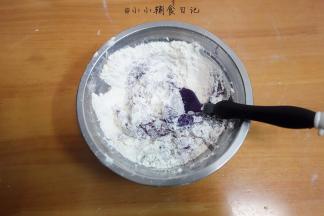 紫薯很干所以要加水用料理棒打成泥备用