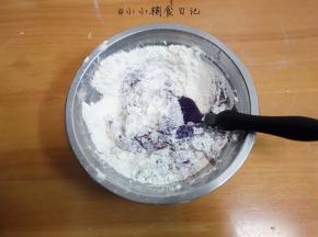 紫薯很干所以要加水用料理棒打成泥备用