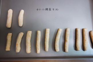 用刀切成这样的条，把两端用手捏一捏圆以免伤到孩子的嘴巴