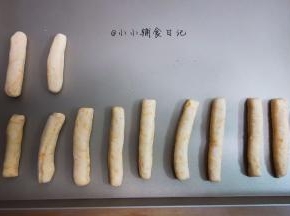 用刀切成这样的条，把两端用手捏一捏圆以免伤到孩子的嘴巴