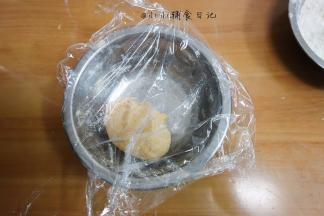 揉成不沾手的面团，包上保鲜膜，以免表面干燥，松弛十五分钟 这样面团就更听话