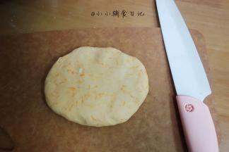 取一块面团擀 成0.5厘米左右的面饼
