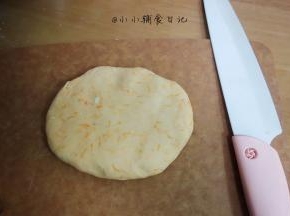 取一块面团擀 成0.5厘米左右的面饼