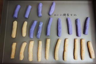 把磨牙棒放在烤盘上，如果是普通烤盘需要放油纸，不然会很难取下来