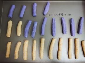 把磨牙棒放在烤盘上，如果是普通烤盘需要放油纸，不然会很难取下来